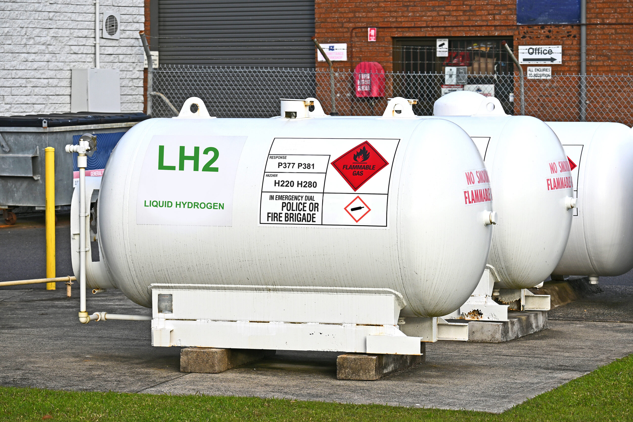 Skid-mounted liquid hydrogen tanks for truck to rail transport
